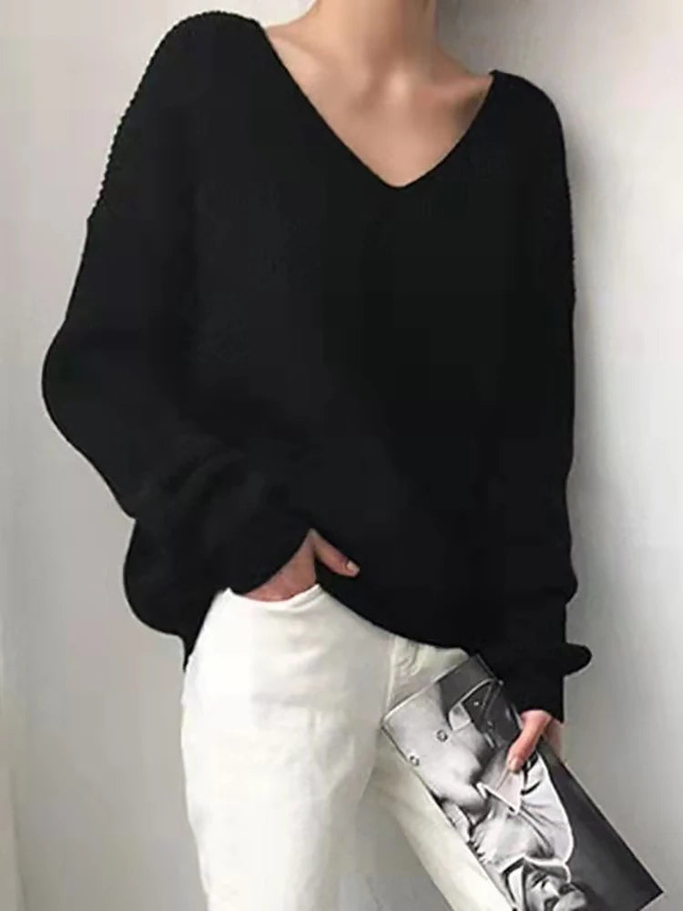 شخص يرتدي سترة سوداء وبنطال أبيض يحمل مجلة مع خلفية بسيطة #Color_Black