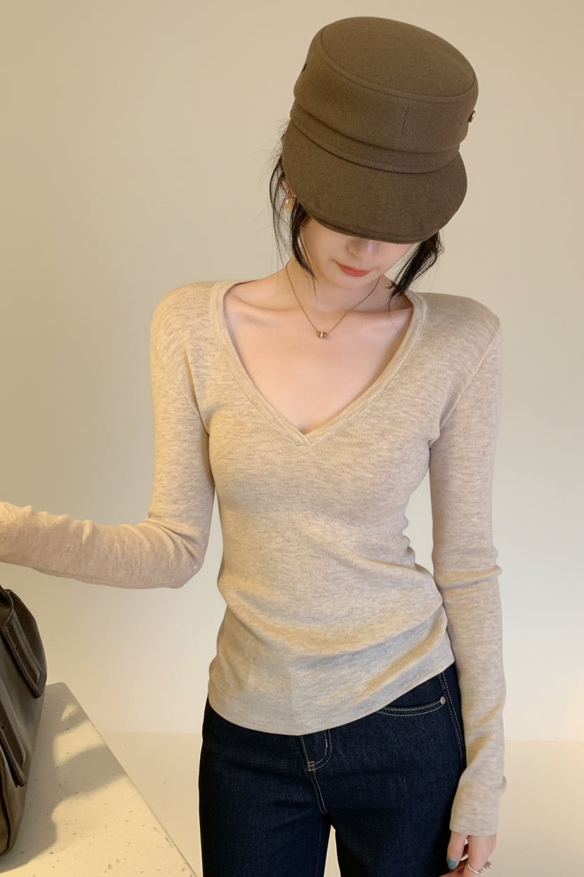 ELNOVÉ White V-Neck Slim Knit Sweater